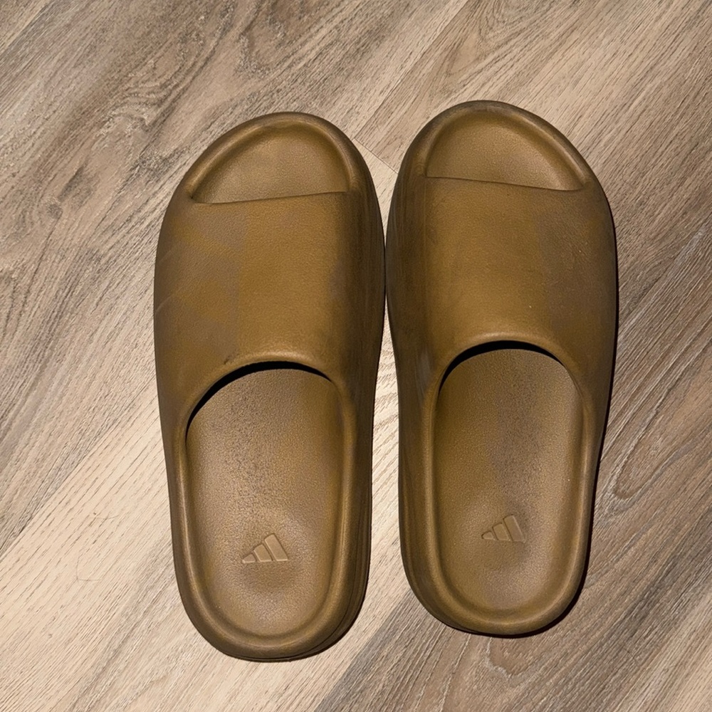 Adidas Yeezy Slides in Color “Ochre”